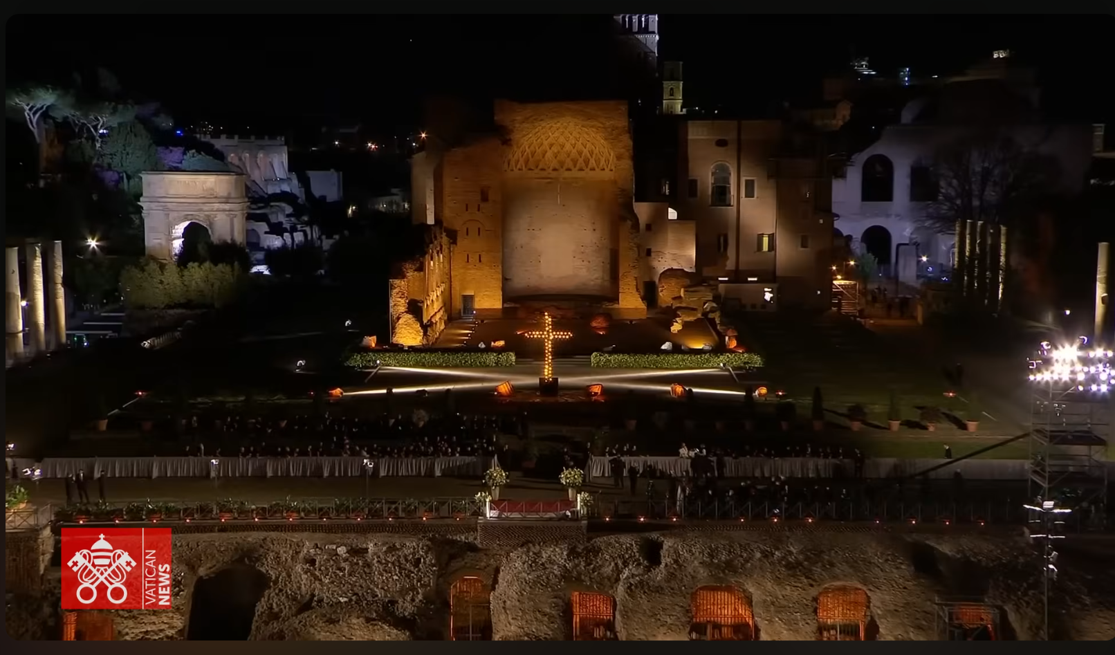 教宗良十四世持十字架走完苦路十四處。（Vatican Media）